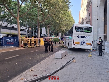 Un autocar urbano colisiona contra la fachada de un edificio en Lleida. (Bombers)