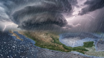 Imagen aérea del mapa de México bajo una intensa tormenta con nubes oscuras, múltiples rayos, lluvia y granizo cayendo sobre la tierra y el mar.
