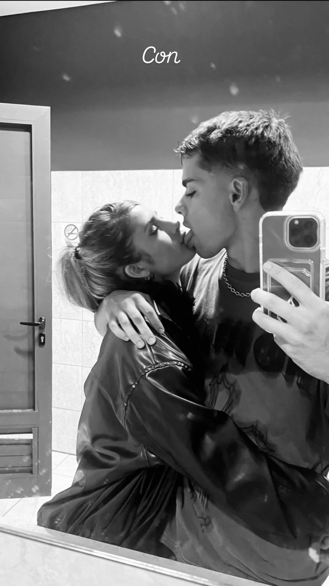 La historia de amor de Julieta Poggio y Fabrizio Maida quedó reflejada en fotos en la ciudad, en la naturaleza y en una pileta