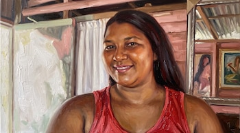 Pintura al óleo de una mujer sonriente con cabello oscuro y camiseta roja dentro de una habitación de madera.