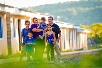 El gobierno de El Salvador ha recuperado 10 mil viviendas que estaban bajo control de estructuras criminales, permitiendo su legalización y acceso a familias salvadoreñas. (Foto cortesía Ministerio de Vivienda)