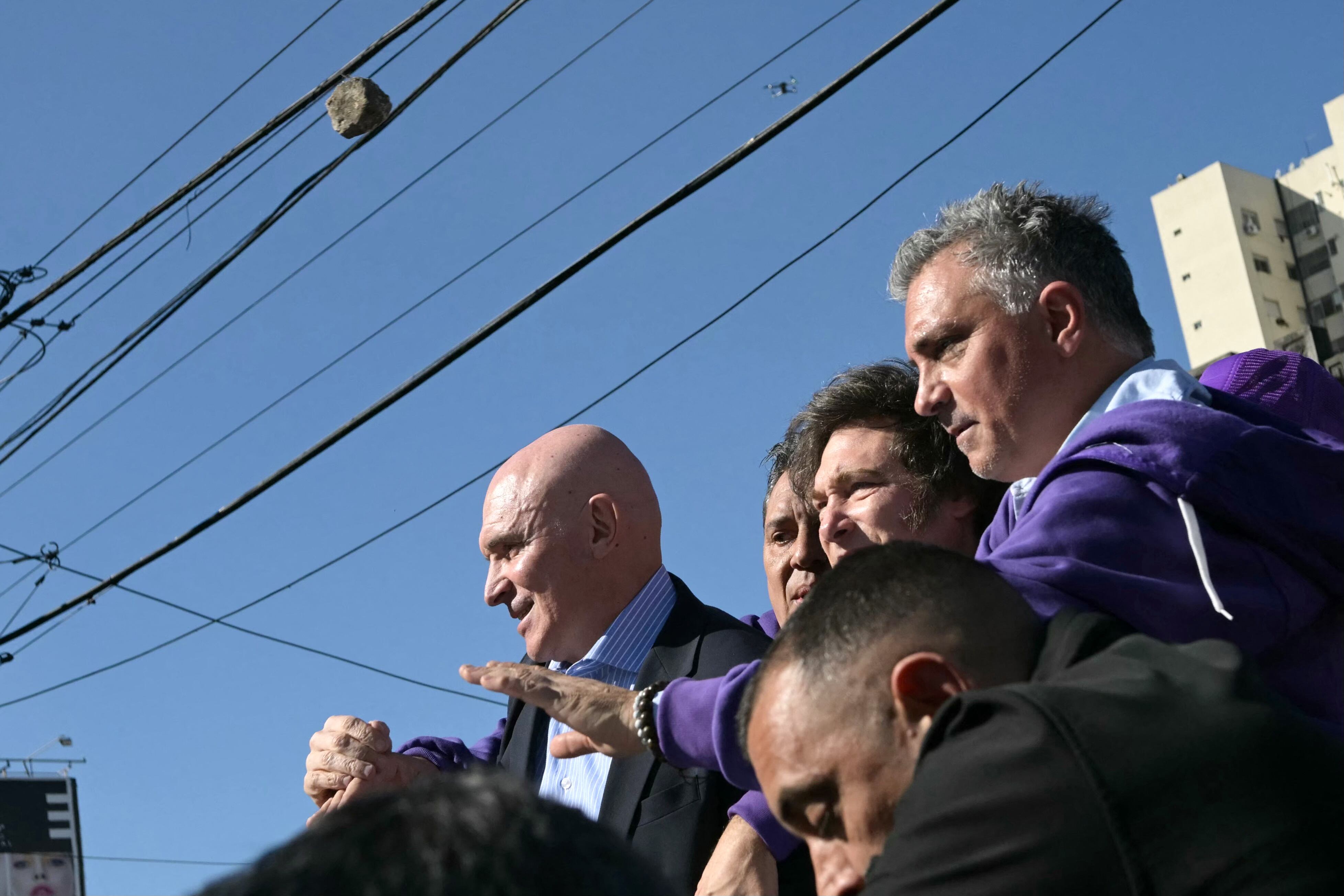 La foto de una de las piedras que pasó muy cerca de Espert, del presidente Milei y demás integrantes de La Libertad Avanza