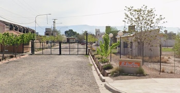 Barrio privado Buenos Vecinos - Tragedia en Mendoza: una abuela y su nieta murieron luego de caer en un pozo séptico