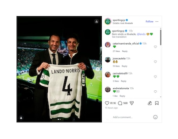 Lando Norris y Frederico Varandas sonríen mientras sostienen una camiseta de Sporting CP blanca y verde con "Lando Norris 4" en un estadio