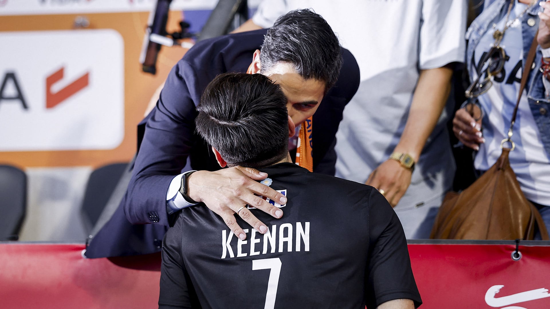 El saludo entre Rob Jetten y el argentino Nicolas Keenan, delantero de Los Leones. El primer ministro neerlandés es la pareja del jugador de hockey (Photo by Bas CZERWINSKI / ANP / AFP)