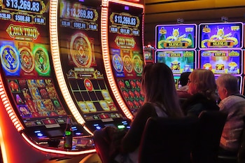 Os jogadores jogam caça-níqueis no Ocean Casino Resort em Atlantic City, Nova Jersey, 9 de novembro de 2023. (AP Photo/Wayne Parry)