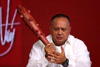 Diosdado Cabello conduce “Con el