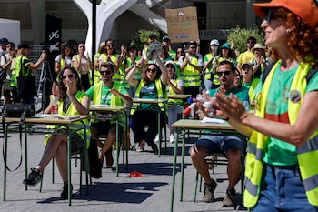 Manifestantes durante la celebración de una performance sorpresa relacionada con la huelga de profesores, a 29 de mayo de 2026, en Valencia. (Rober Solsona / Europa Press)