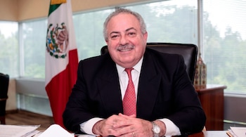 Su trayectoria incluye embajadas en Uruguay, Corea del Sur, India, Singapur y Alemania.