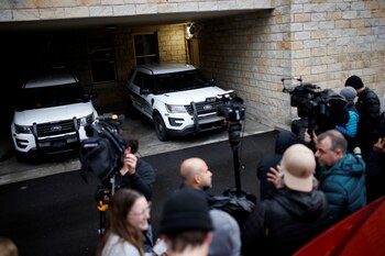 Los equipos de prensa se reunieron frente al tribunal en Hollidaysburg, buscando obtener imágenes de Luigi Mangione. (REUTERS/Eduardo Munoz)