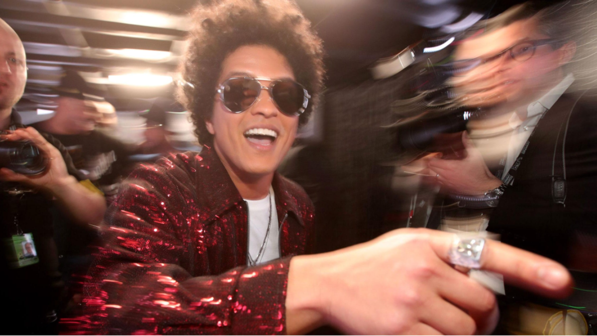 Bruno Mars descartó extender la política de cero teléfonos a los estadios de The Romantic Tour porque la logística implica demasiadas fundas.