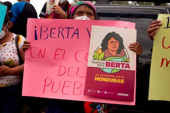 Campesinos del Consejo Cívico de Organizaciones Populares e Indígenas de Honduras (COPINH) se manifiestan frente a la Corte Suprema de Justicia por el caso de asesinato de la ambientalista Berta Cáceres, el 6 de abril del 2021. EFE/Gustavo Amador