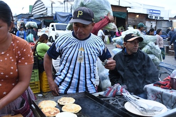 (GUATEMALA), 15/07/2026.- Una persona trabaja usando una camiseta de Argentina, previo al partido del Mundial de la FIFA 2026 entre Inglaterra y Argentina, este miércoles en el mercado de La Terminal, en Ciudad de Guatemala (Guatemala). EFE/ Alex Cruz