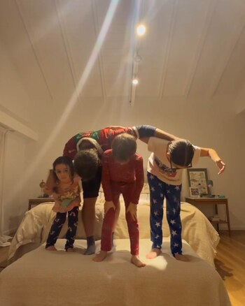 Pedro y sus hijas dando