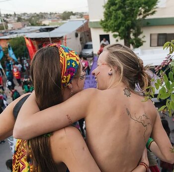 Rocío Santana junto a su