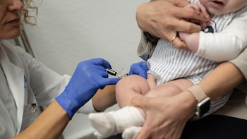 Una enfermera vacuna a un