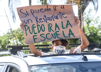 Cientos de padres de familia