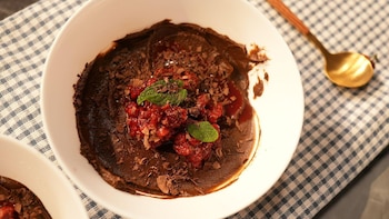 El postre saludable que combina chocolate, palta y frutos rojos en pocos pasos