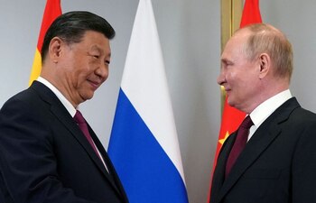 Vladimir Putin saluda a Xi