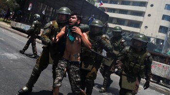 Un manifestante es detenido por