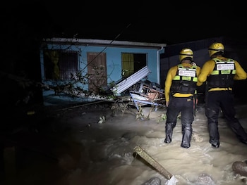 Miembros de la Unidad de Rescate Acuático de Bomberos evacúan a los afectados en Limón tras las inundaciones provocadas por la onda tropical (Cortesía: Benemérito Cuerpo de Bomberos de Costa Rica).