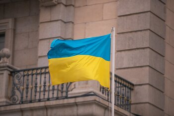 24/02/2024 Una bandera ucraniana durante