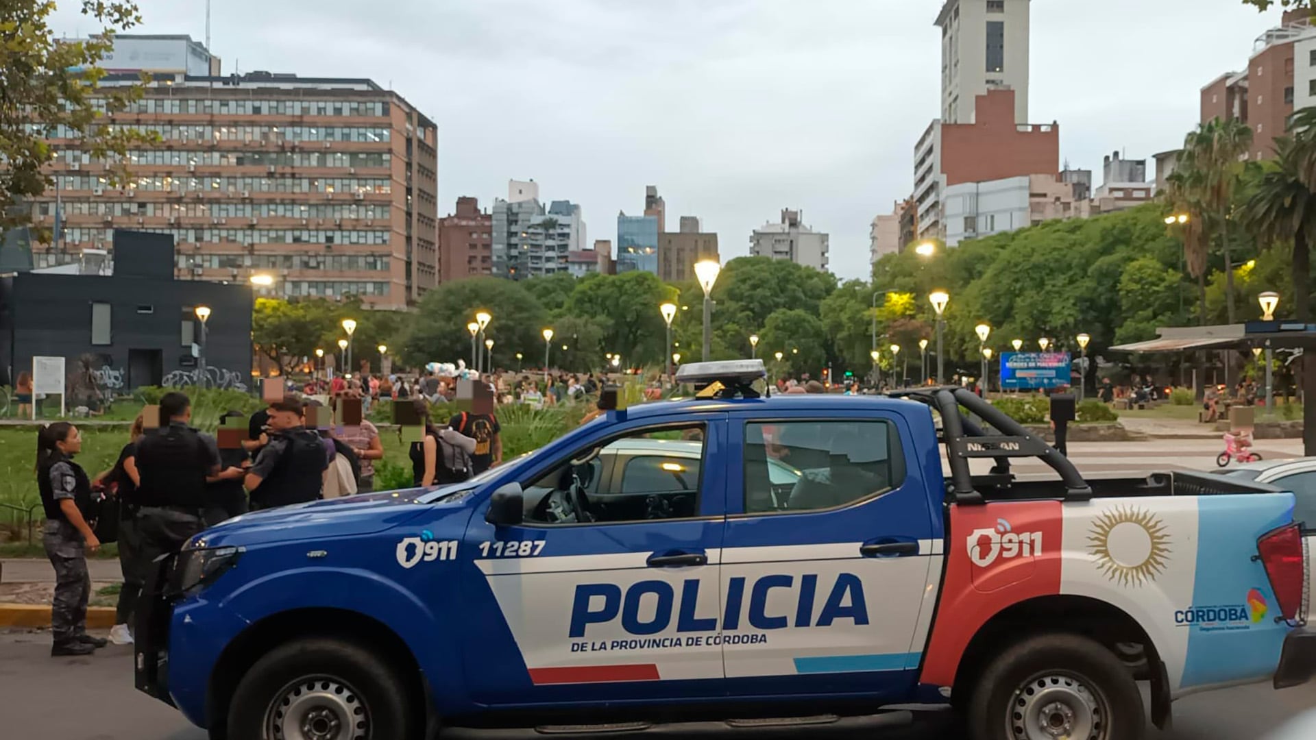 El momento de la detención del acusado, ante la mirada de varios denunciantes