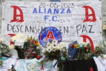 Na foto desta segunda-feira, 22 de maio de 2023, é possível ver o altar erguido pelos torcedores de futebol falecidos no estádio Cuscatlán, em San Salvador (AP Photo/Salvador Meléndez)