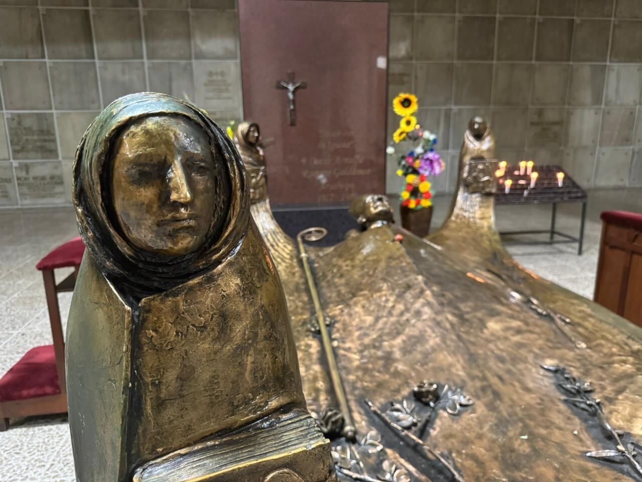 Actúan como guardianes y símbolos de la continuidad del mensaje de fe y paz de Monseñor Romero. (Foto Infobae: Henry Heredia)