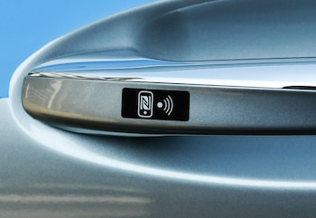 ILUSTRACIÓN - Cómodo para el usuario, pero también riesgoso: los ladrones pueden interceptar la señal de los sistemas de cerradura y arranque sin llave de los autos. Foto: Jens Kalaene/dpa