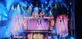 La diversidad de géneros marcó uno de los sellos de la noche. Además de baladas, Pausini exploró el pop, la salsa y el rock setentero.