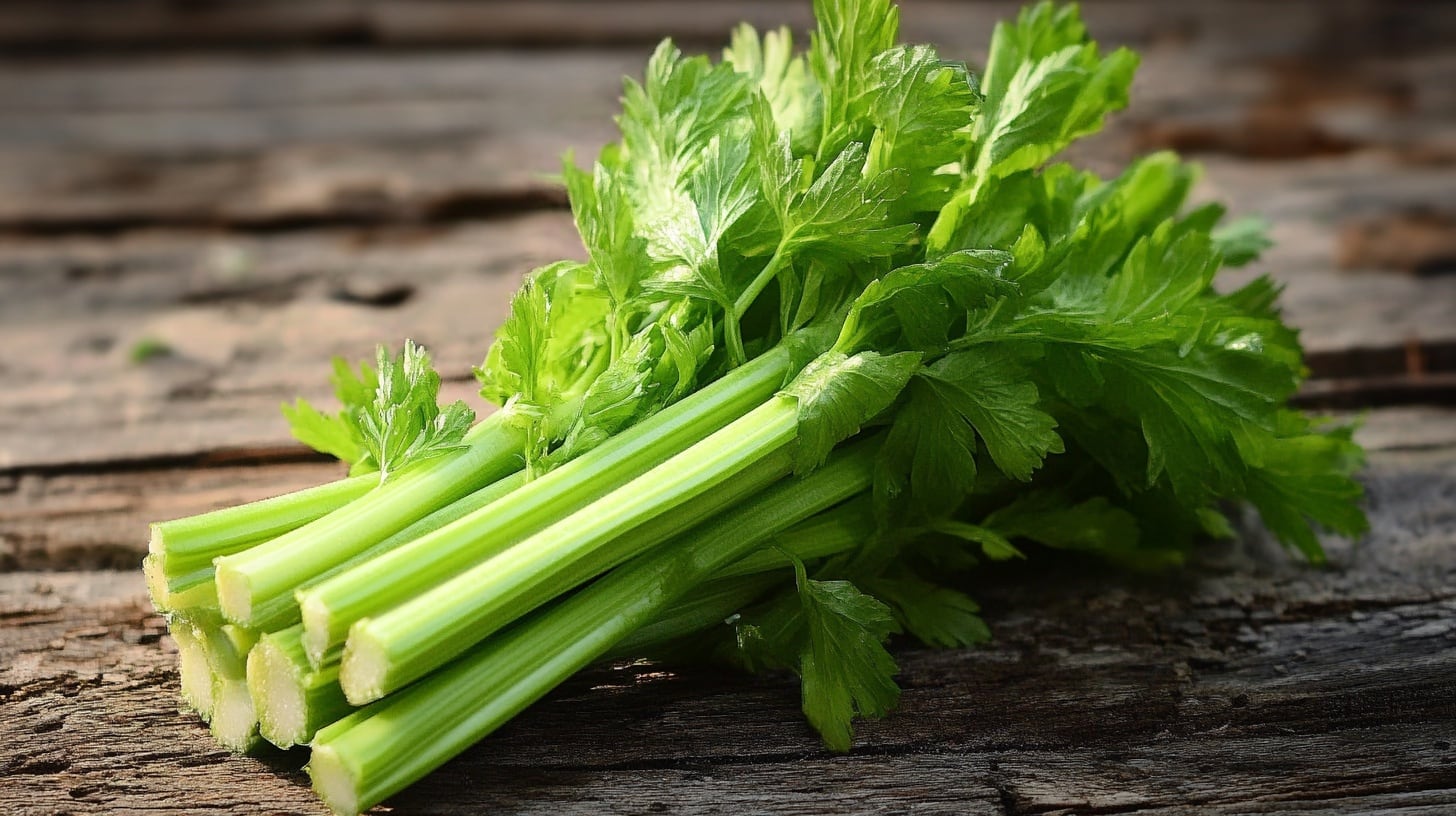 Zanahoria, pepino y apio ofrecen el crujido que normalmente aportan los totopos fritos, pero sin el sodio, los aceites refinados ni las harinas industriales. El intercambio no modifica la experiencia de comer guacamole.(Imagen Ilustrativa Infobae)