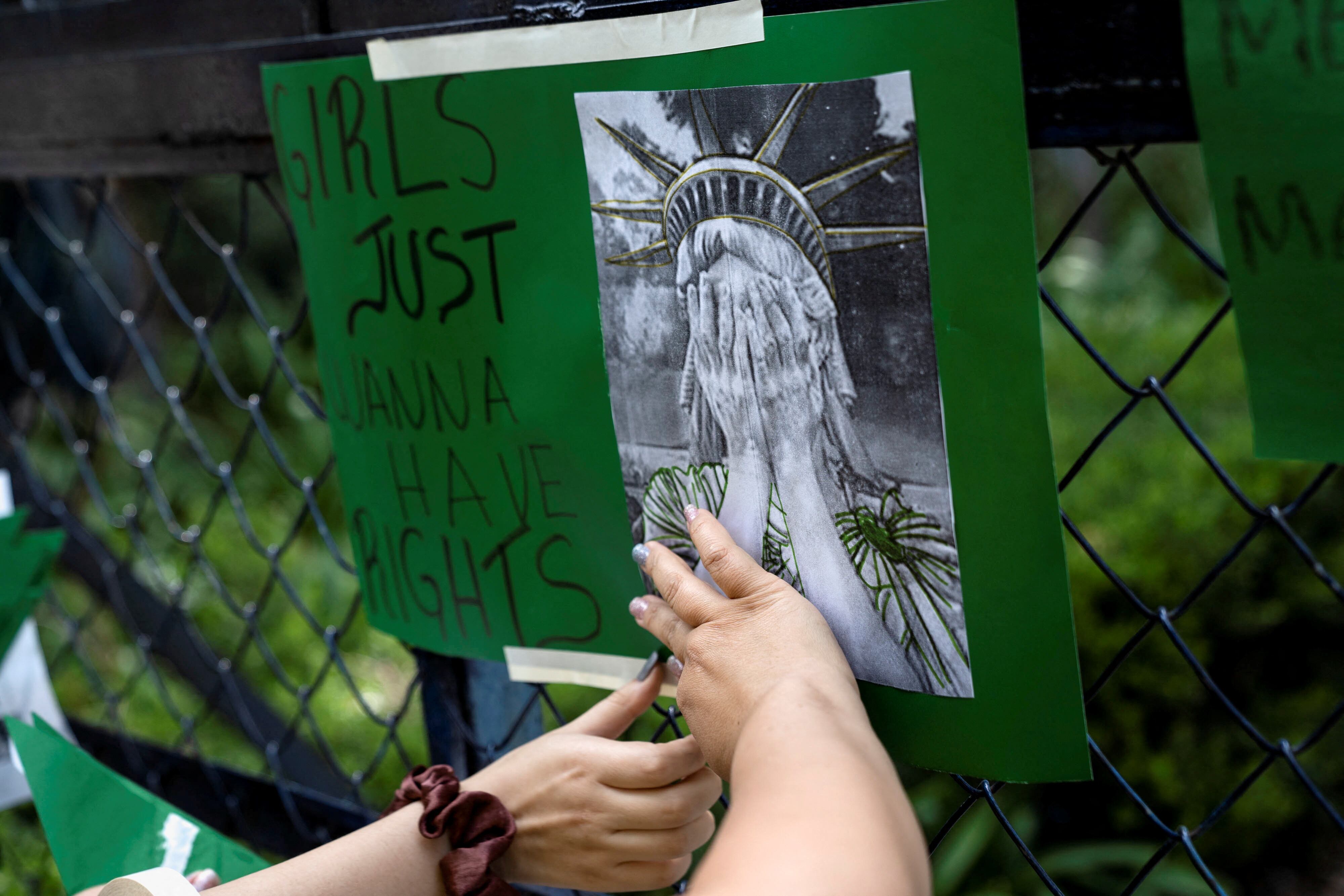 La vuelta atrás en la legalización del aborto en Estados Unidos, en 2022, marcó el paso al posfeminismo segun Sophie Gilbert REUTERS/Toya Sarno Jordan