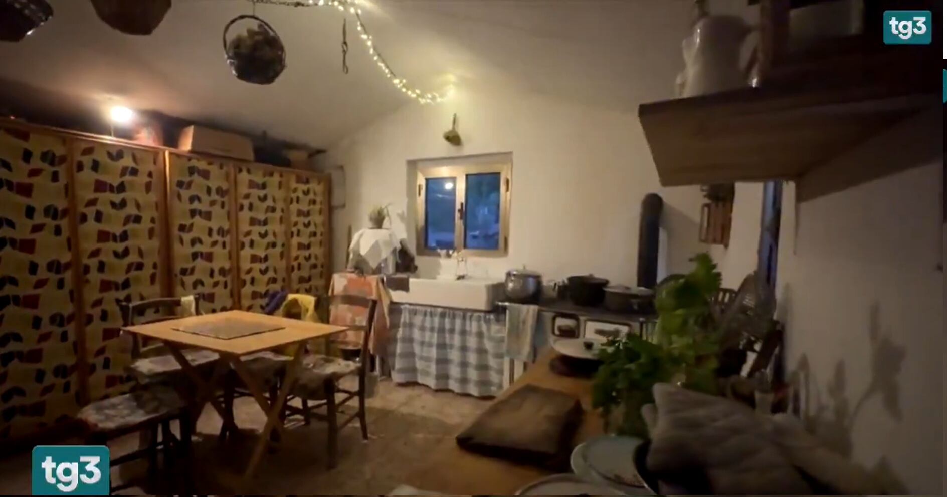 El interior de la casa muestra una cocina con estufa de leña que proporciona calor durante el invierno. (Rai TG3/Captura de pantalla/)