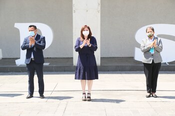 Rosalinda López (en medio), esposa