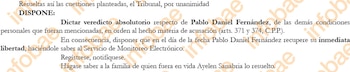 Fragmento de un documento legal en español que detalla una resolución judicial con un veredicto absolutorio y la orden de libertad. Se observa la marca de agua "Infobae"