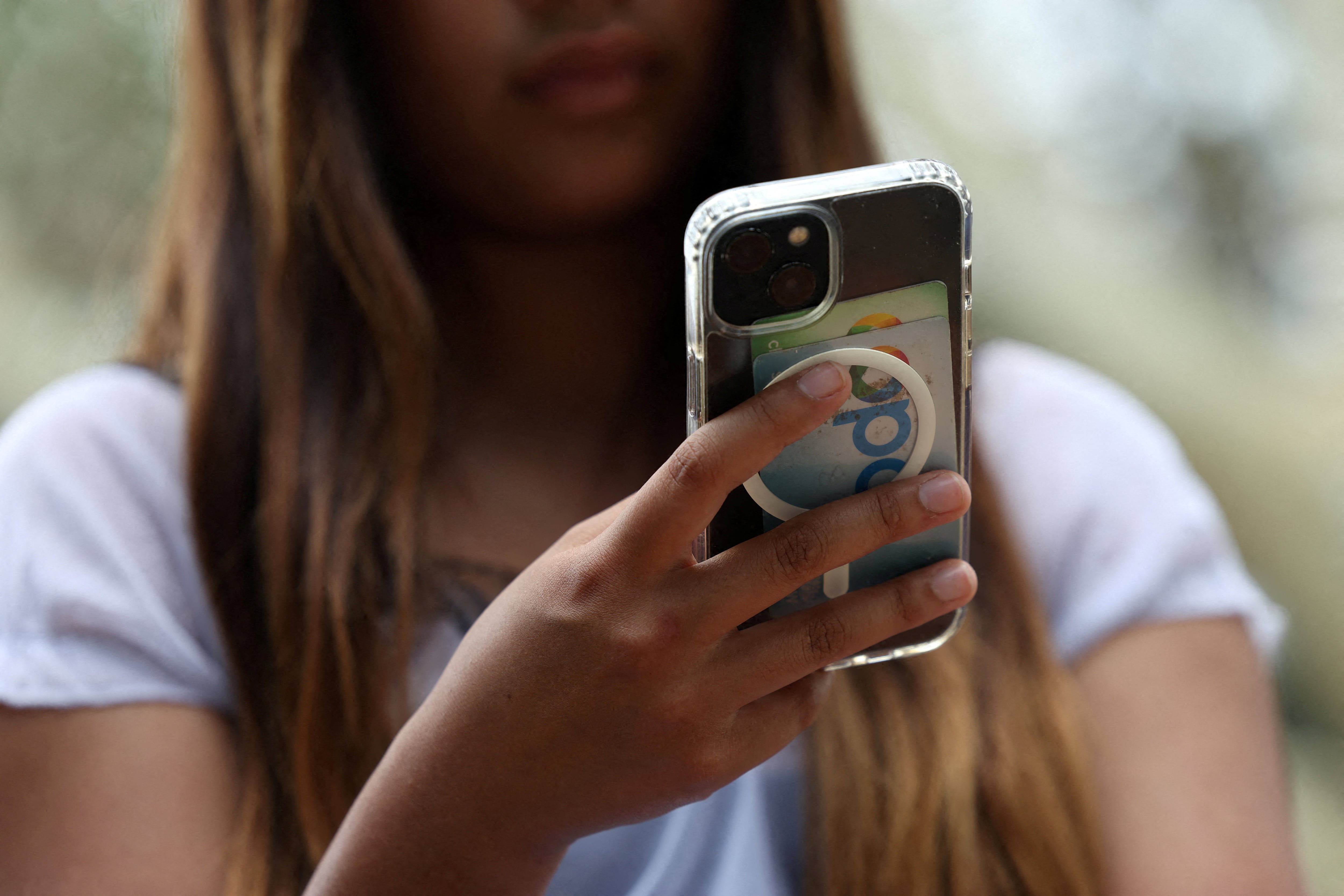 El autoplay y los feeds algorítmicos quedan prohibidos para usuarios menores de 16 años bajo las nuevas normas, que además exigen a las plataformas verificar la edad de sus usuarios (REUTERS/Hollie Adams/File Photo)