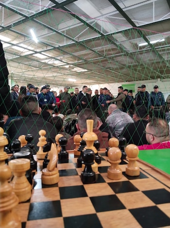 Un interno señala con gestos