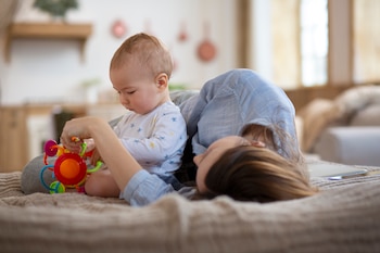 Una madre jugando en la