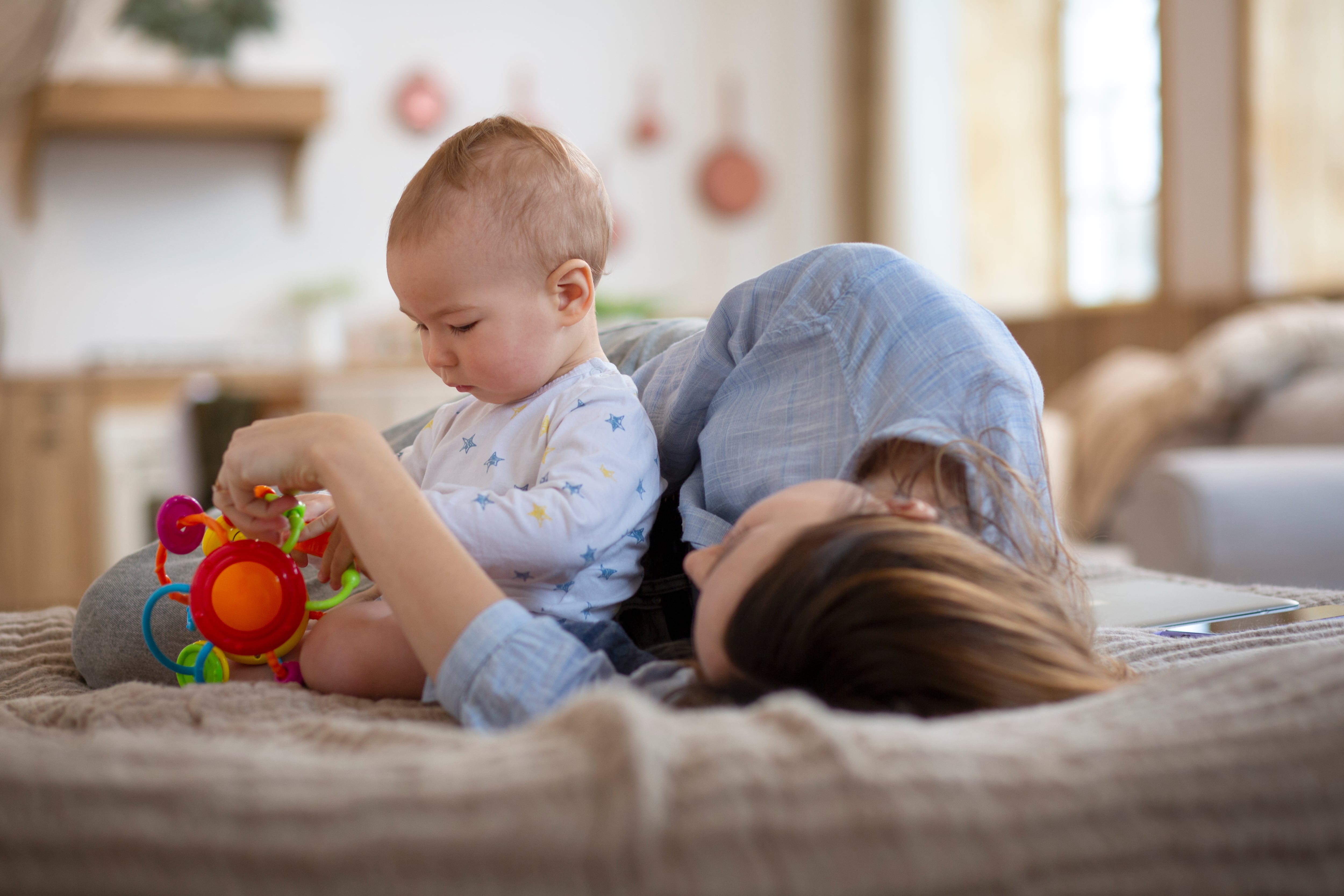 Los datos del estudio señalaron que 75,9% de los fallecimientos sobre superficies compartidas ocurrió en una cama de adulto y que 68,2% de los bebés dormía solo con adultos (Freepik)