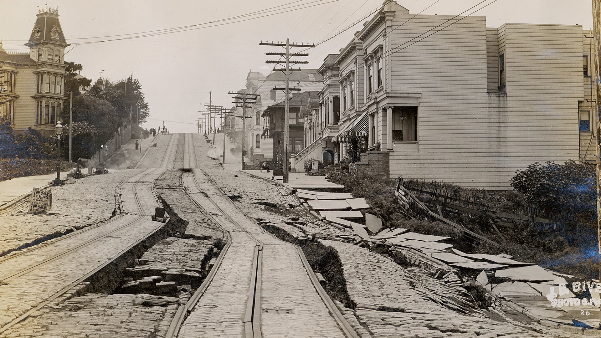 La respuesta al desastre incluyó la declaración de ley marcial, la llegada de tres regimientos del ejército y la ejecución sumaria de saqueadores (archives.gov)