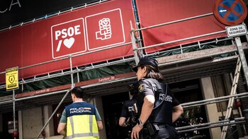 El PSOE niega haber ordenado las conductas delictivas que apunta el juez y asegura que colaboró con la UCO en Ferraz