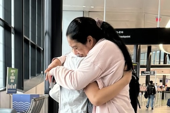 La menor Katherin Melgar, de 10 años, visitó Honduras por primera vez. La despedida de la familia ocurrió en el Aeropuerto Internacional Logan, en Boston. (Foto: Sarah Betancourt / GBH News)