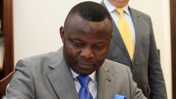 Dimite el presidente del Parlamento