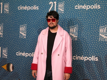 El actor mexicano Fernando Bonilla posa en la alfombra roja de la película "Perdidos en la noche" en el Festival Internacional de Cine de Morelia en Morelia, México, el domingo 22 de octubre de 2023. (Foto AP /Berenice Bautista)
