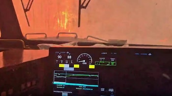 Captura de pantalla de un monitor que muestra una interfaz con números, un medidor de velocidad en cero, dos gráficos de líneas y un fondo naranja