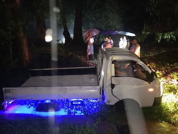 Autoridades y socorristas trabajan en el lugar donde un menor de edad fue atropellado, en el contexto de un año con más de 390 fallecidos por accidentes de tránsito (Foto cortesía Cruz Verde Salvadoreña).