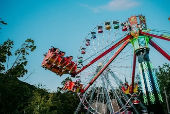 Knoebels Amusement Resort destaca como el parque de atracciones con entrada gratuita más grande del país, ubicado en Elysburg, Pensilvania
