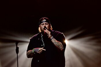 El artista combina su carrera