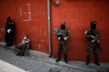 Las fuerzas de seguridad de El Salvador vigilan los barrios que hasta hace unos pocos días eran controlados por los mareros. REUTERS/Jose Cabezas